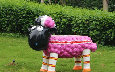 景区玻璃钢创意卡通小羊肖恩雕塑