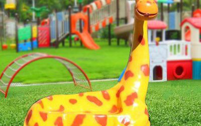 小区游乐场摆放玻璃钢长颈鹿卡通座椅雕塑