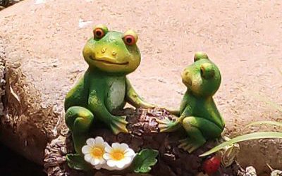 广场玻璃钢仿真青蛙雕塑