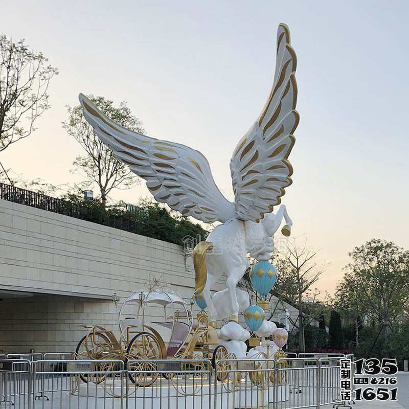 游乐场摆放的玻璃钢彩绘飞马雕塑