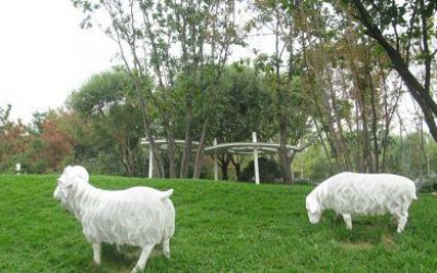 公园玻璃钢仿真动物绵羊雕塑