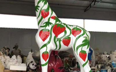 城市街道大型玻璃钢彩绘草莓长颈鹿雕塑