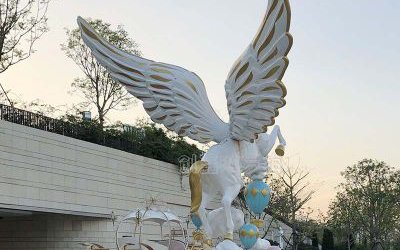 游乐场摆放的玻璃钢彩绘飞马雕塑