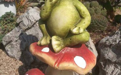 池塘一只在思考的玻璃钢青蛙雕塑