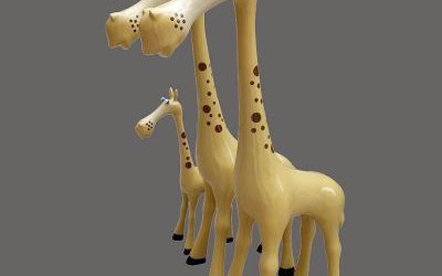 景区玻璃钢彩绘卡通长颈鹿雕塑