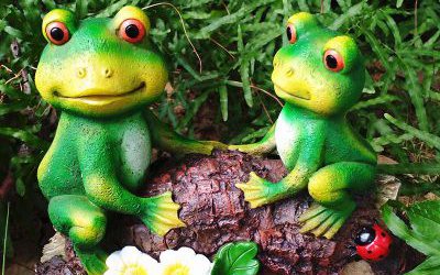 池塘边上两只玻璃钢卡通青蛙雕塑