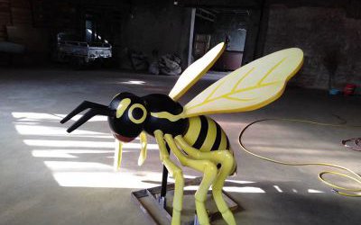 景区创意玻璃钢彩绘蜜蜂雕塑