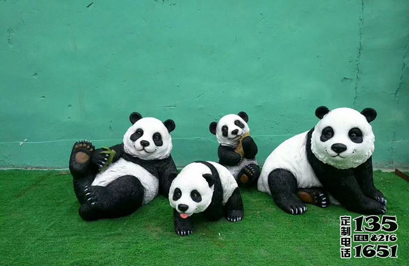 景区摆放的玻璃钢仿真熊猫雕塑 景区摆放的玻璃钢仿真熊猫雕塑