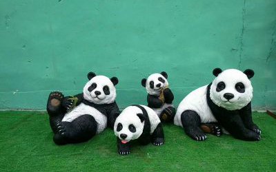 景区摆放的玻璃钢仿真熊猫雕塑