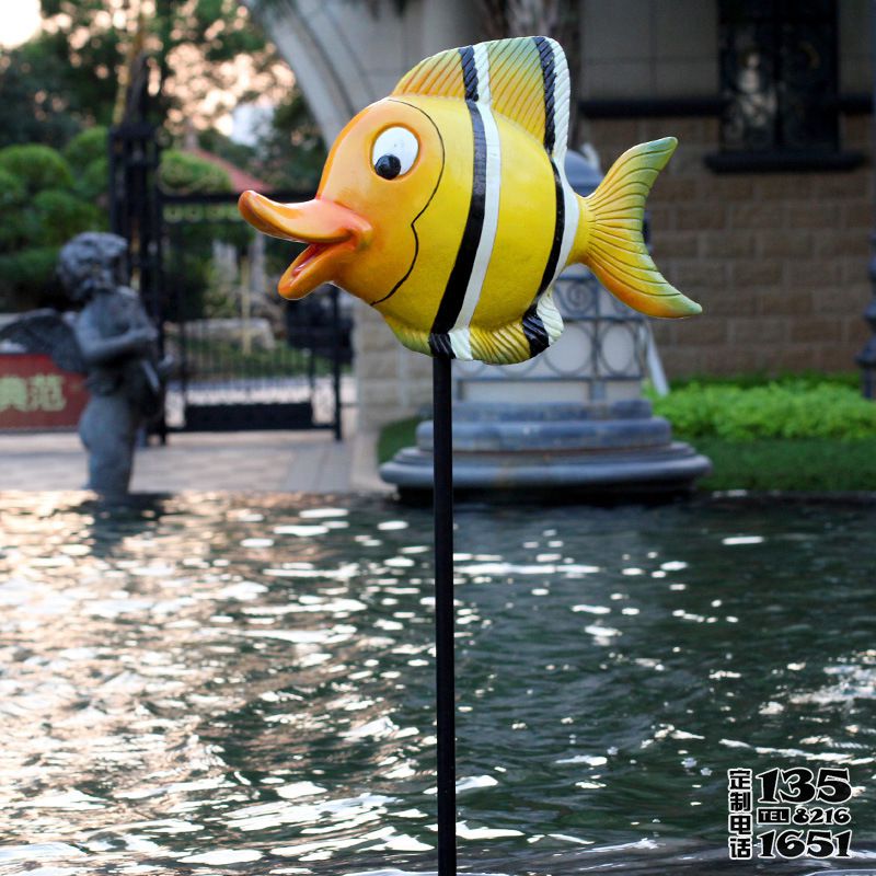喷泉中一只玻璃钢卡通彩绘长嘴鱼雕塑