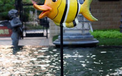 喷泉中一只玻璃钢卡通彩绘长嘴鱼雕塑