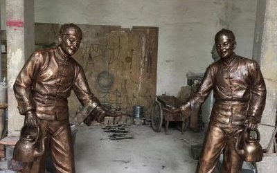 胡同街道摆放玻璃钢仿铜店小二人物雕塑