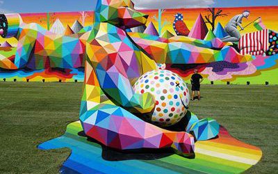 游乐场玻璃钢彩绘几何抱球熊雕塑