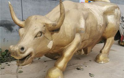 公园里摆放的一只玻璃钢漆金创意华尔街牛雕塑