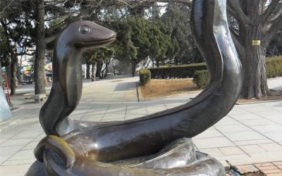 公园广场大型创意景观玻璃钢仿铜蛇雕塑