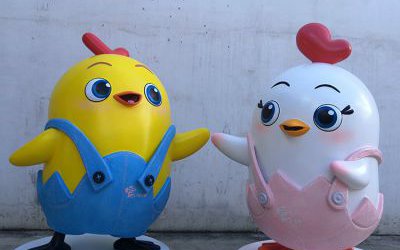 公园商场摆放的创意玻璃钢卡通鸡雕塑
