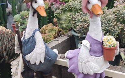 花园里玻璃钢彩绘卡通鸭子雕塑