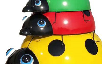 公园里摆放的叠罗汉的玻璃钢彩绘七星瓢虫雕塑