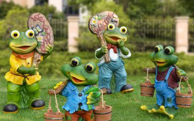 景区四只劳动的玻璃钢青蛙雕塑