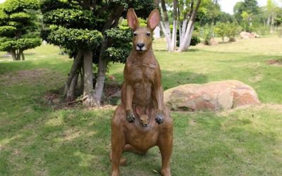 户外园林玻璃钢仿铜袋鼠雕塑