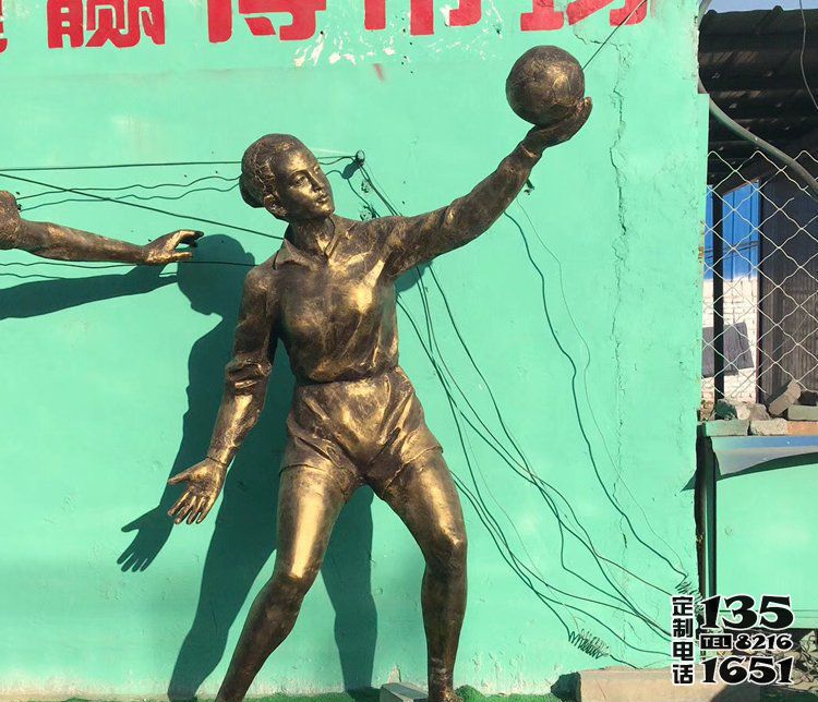广场玻璃钢仿铜打排球的人物雕塑
