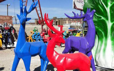 公园广场创意玻璃钢彩绘几何鹿雕塑