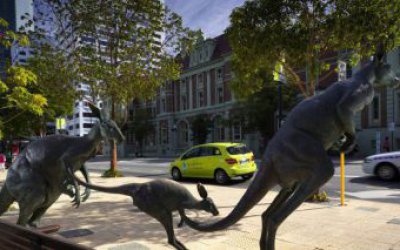 城市街道玻璃钢仿铜袋鼠雕塑