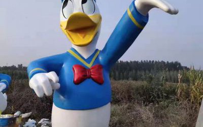 景区公园玻璃钢彩绘唐老鸭雕塑