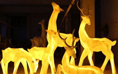 城市广场夜晚照明创意玻璃钢梅花鹿雕塑