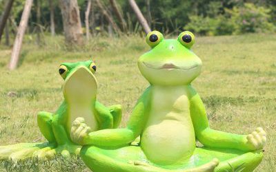 草坪玻璃钢创意卡通青蛙雕塑