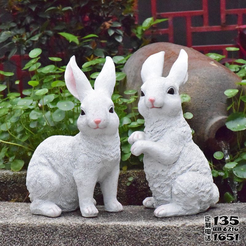 公园两只可爱的玻璃钢仿真兔子雕塑