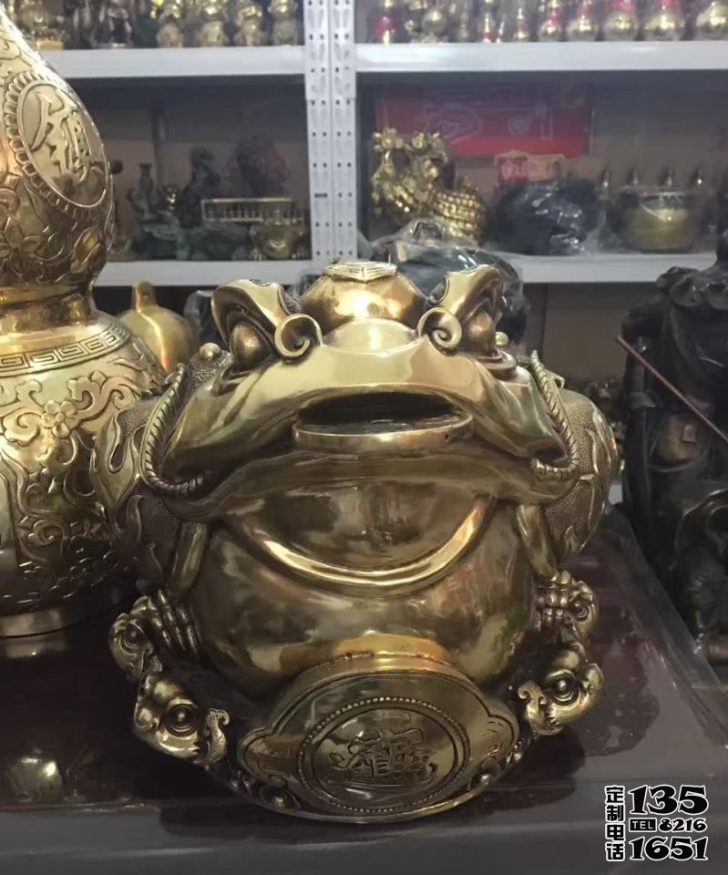 商场里摆放的玻璃钢仿铜金蟾雕塑 商场里摆放的玻璃钢仿铜金蟾雕塑