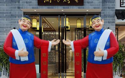 饭店门口摆放彩绘玻璃钢迎宾店小二雕塑