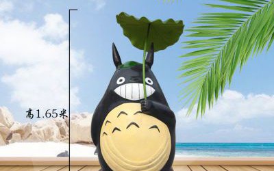 户外玻璃钢卡通手拿叶子的龙猫雕塑