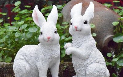 公园两只可爱的玻璃钢仿真兔子雕塑