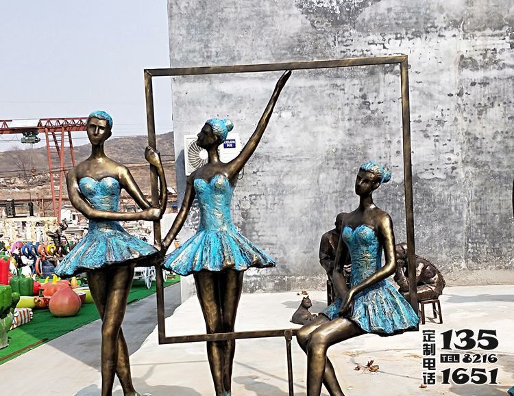 景区广场玻璃钢仿铜跳芭蕾的人物雕塑
