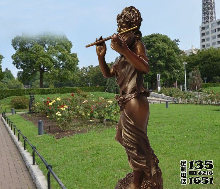 城市街道创意玻璃钢仿铜吹笛子的人物雕塑