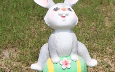 庭院一只玩耍的玻璃钢兔子雕塑