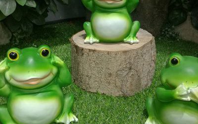 景区公园摆放的玻璃钢卡通青蛙雕塑