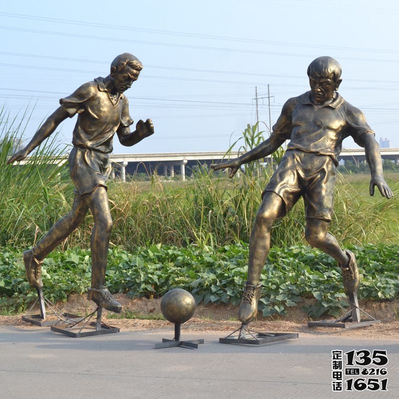 户外广场玻璃钢仿铜踢足球的人物雕塑