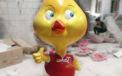 园街道边摆放竖着大拇指的玻璃钢卡通鸡雕塑