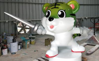 游乐场摆放卡通老虎击剑彩绘玻璃钢雕塑