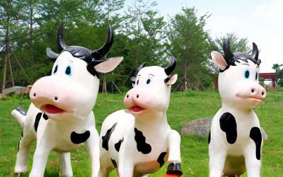 户外草坪玻璃钢卡通彩绘奶牛雕塑