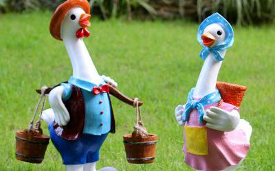 草坪摆放的两只玻璃钢彩绘卡通鸭子雕塑