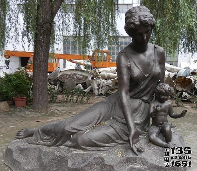 公园玻璃钢仿铜坐着的母子雕塑