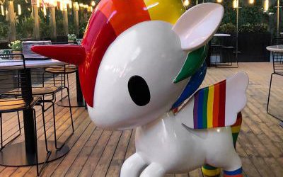 游乐场里摆放的彩色的玻璃钢卡通独角兽雕塑