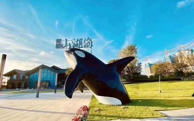 公园摆放的创意半身玻璃钢鲸鱼雕塑