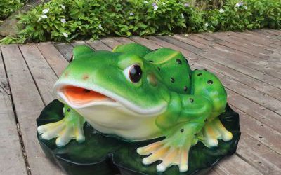 公园玻璃钢仿真动物青蛙雕塑