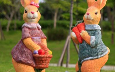 户外公园两只创意玻璃钢卡通兔子雕塑