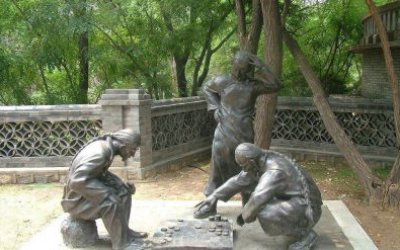 园林景区摆放下象棋的人物玻璃钢仿铜雕塑